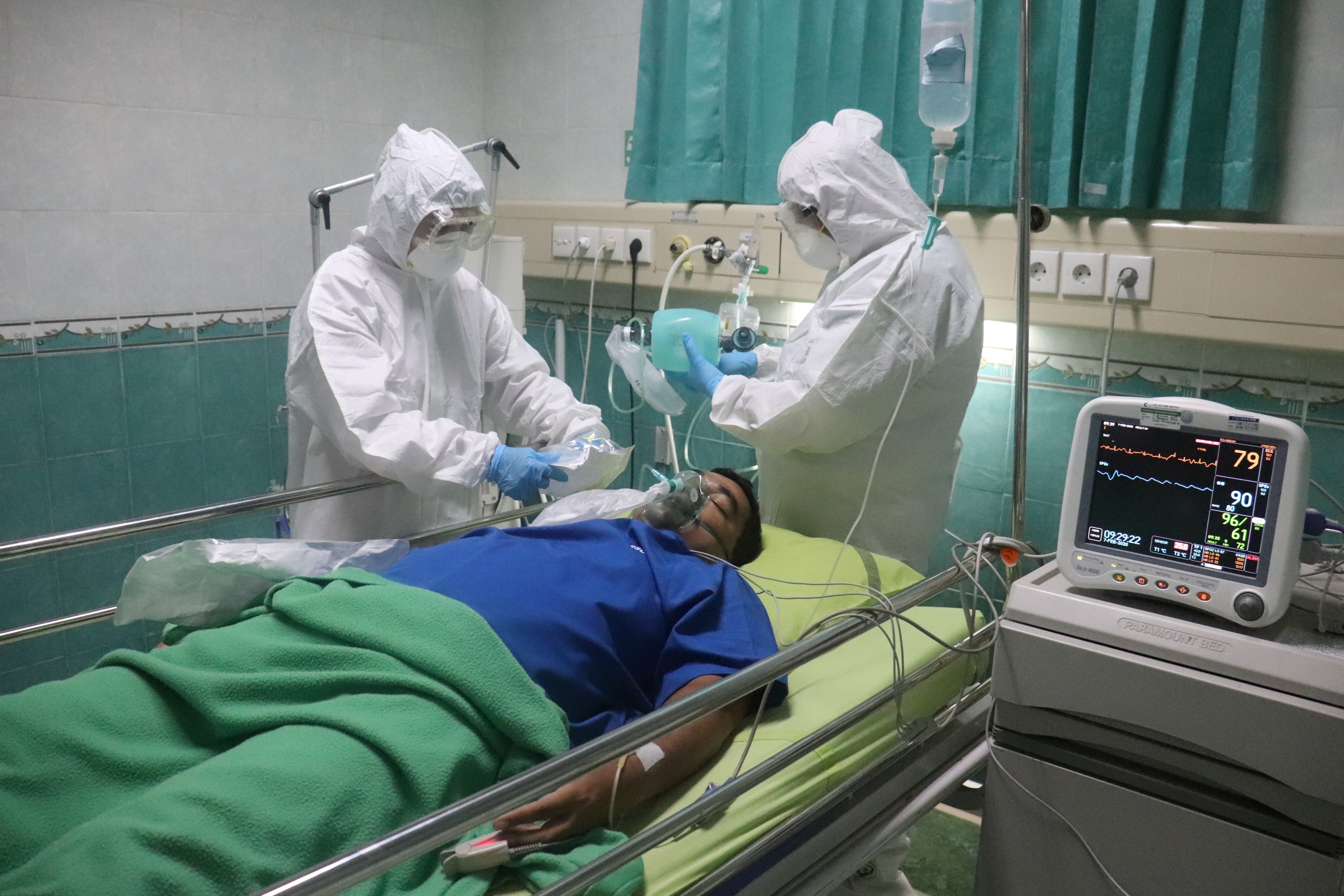 醫護人員在ICU照顧新冠肺炎確診患者。（Photo by Mufid Majnun on Unsplash）